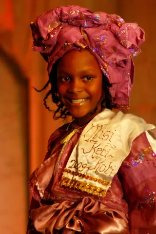 Meisje met traditionele kleding en hoofdtooi